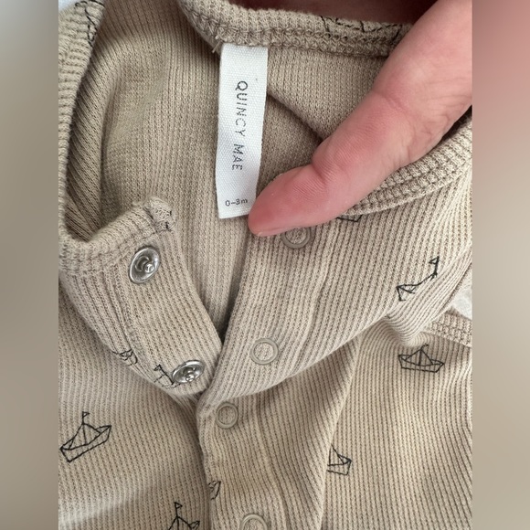 Quincy Mae Ribbed Henley Romper with Boats 0-3 Months - Picture 3 of 3